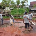 HPN 2022, Wartawan di Kapuas Hulu Perbaiki Jalan Berlubang