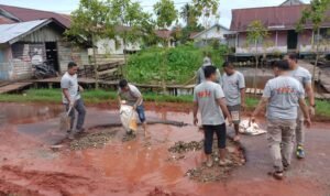 HPN 2022, Wartawan di Kapuas Hulu Perbaiki Jalan Berlubang