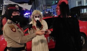Di Bandung ‘Hantu’ Pakai Masker, Kabid Humas Polda Jabar: Patuhi Prokes