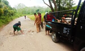 Prihatin Kondisi Akses Penghubung Kabupaten Rusak, Kades dan Warga Baru Rambang Gotong Royong