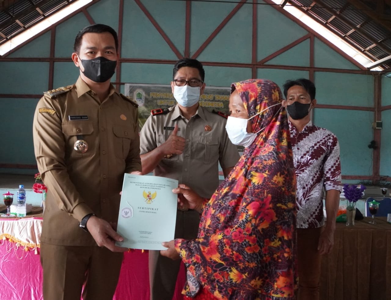 Serahkan 594 Sertifikat Tanah, Ini Pesan Bupati Kapuas Hulu