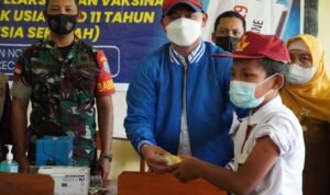 Wabup Kapuas Hulu Tinjau Vaksinasi Anak di Desa Kirin Nangka