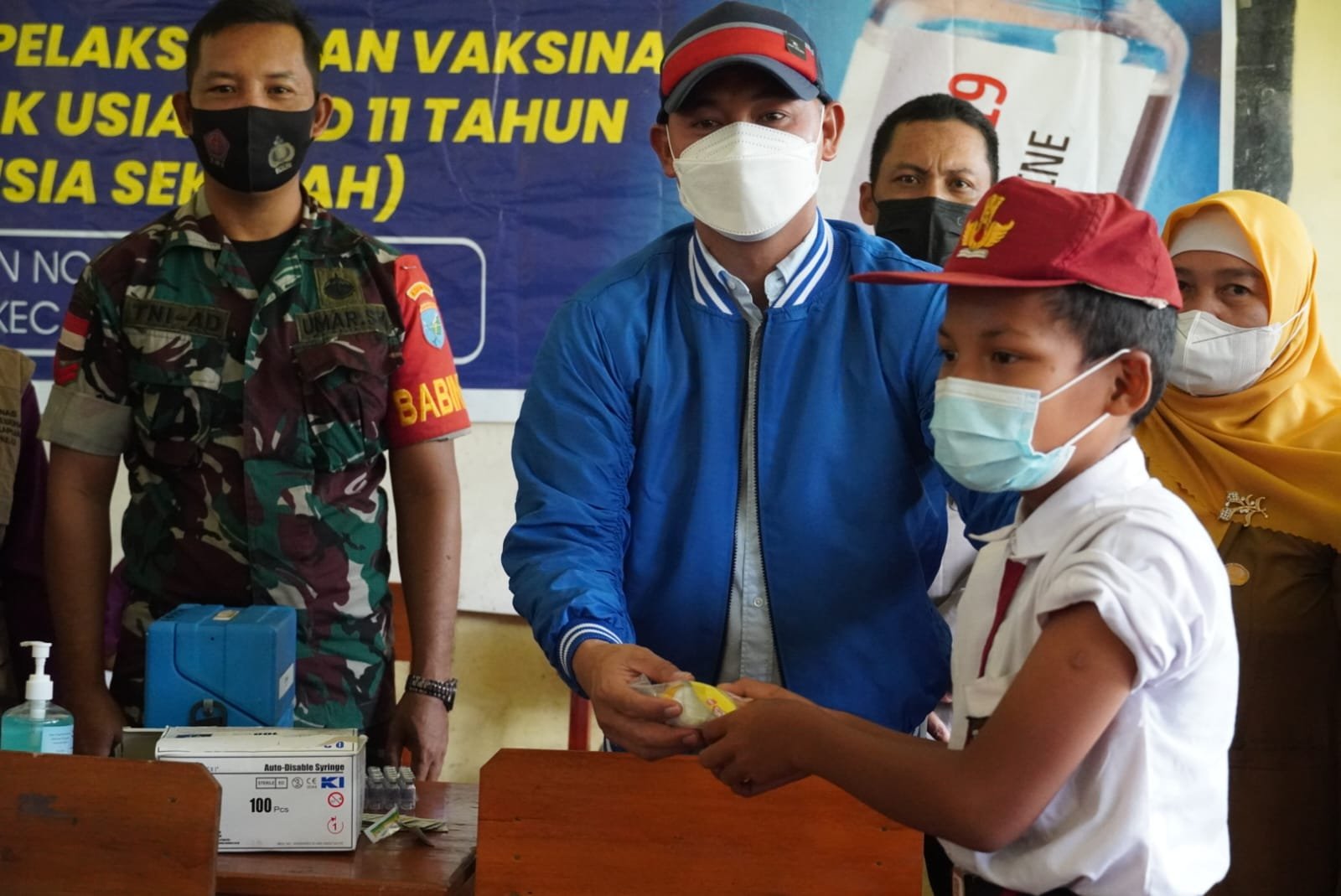 Wabup Kapuas Hulu Tinjau Vaksinasi Anak di Desa Kirin Nangka