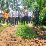 Tinjau Tanah Longsor di Desa Kalibatur, Bupati Tulungagung Kerahkan Alat Berat