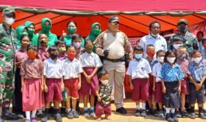 Danrem 121/Abw Tinjau Vaksinasi di SDN 03 Lanjak Perbatasan RI-Malaysia