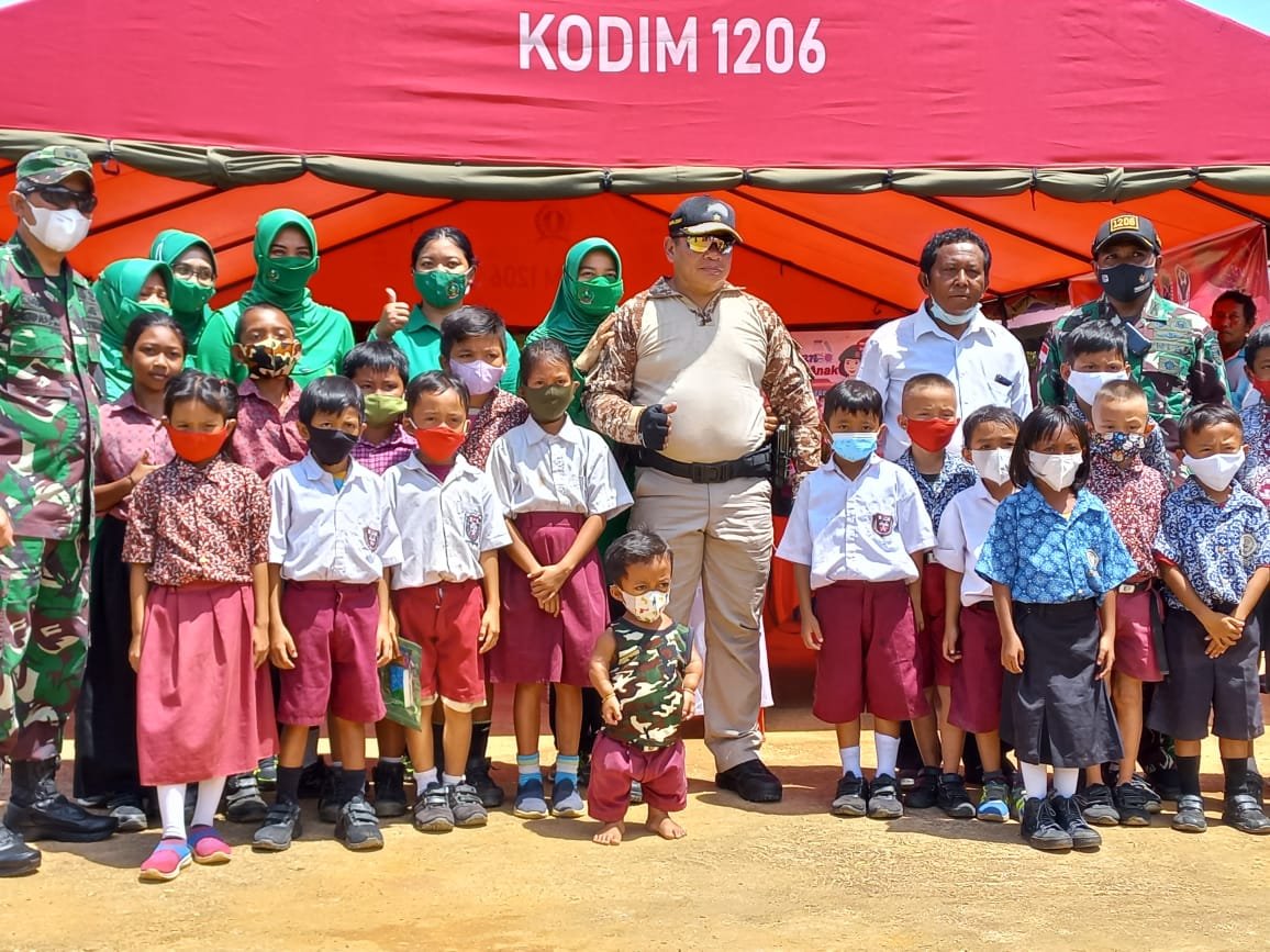 Danrem 121/Abw Tinjau Vaksinasi di SDN 03 Lanjak Perbatasan RI-Malaysia