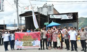 Lagi, Kapolres Samosir dan Insan Pers Kompak Bagikan Masker