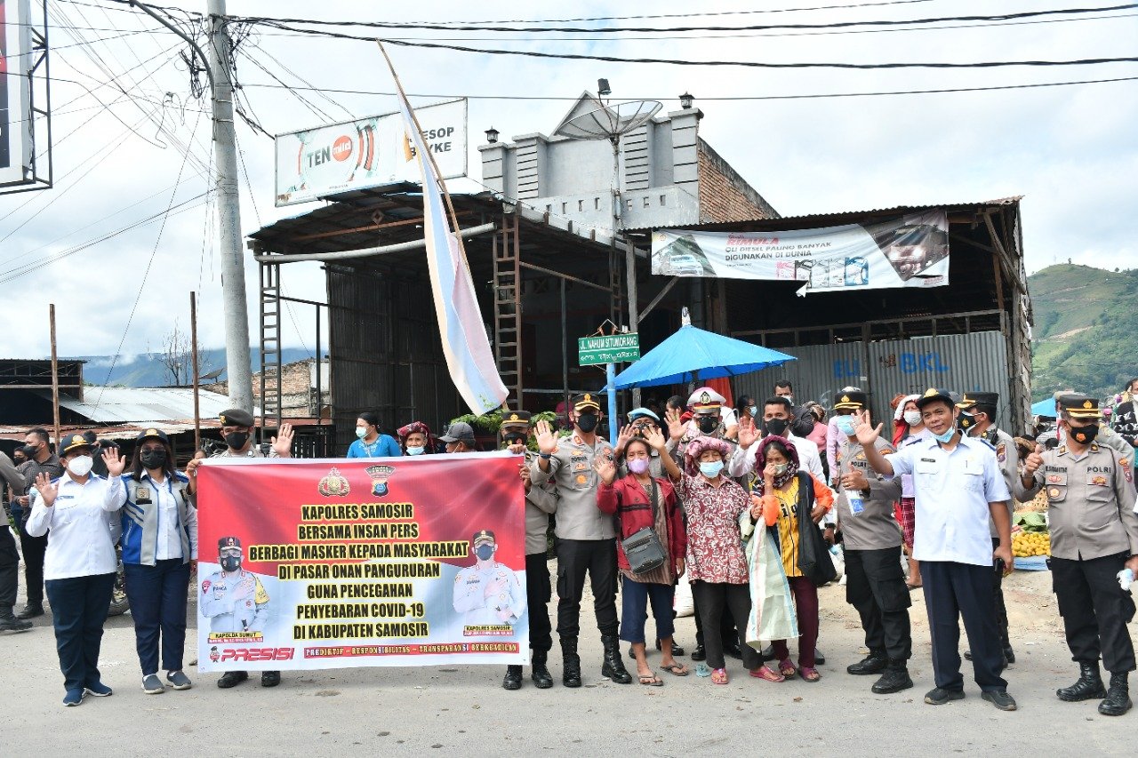 Kembali, Kapolres Samosir dan Insan Pers Kompak Bagikan Masker