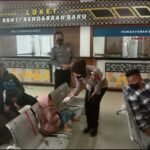 Bagikan Masker ke Wajib Pajak, Kanit Regident Satlantas Polresta Bandung Imbau Ini