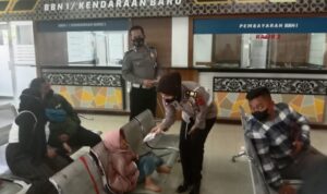 Bagikan Masker ke Wajib Pajak, Kanit Regident Satlantas Polresta Bandung Imbau Ini