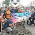 Peringati HPN 2022, Insan Pers Prabumulih Bahu Membahu Tambal Lubang di Beberapa Titik Jalan