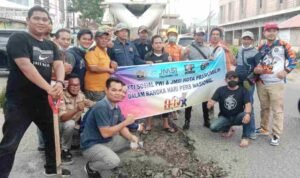 Peringati HPN 2022, Insan Pers Prabumulih Bahu Membahu Tambal Lubang di Beberapa Titik Jalan