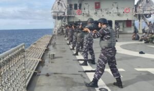 Di Tengah Deru Ombak Laut Seram, Prajurit KRI Tarakan-905 Laksanakan Latihan Menembak