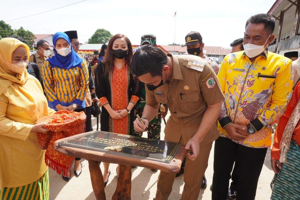 Bupati Kapuas Hulu Resmikan Gedung Pusat Promosi Kerajinan Kabupaten Kapuas Hulu