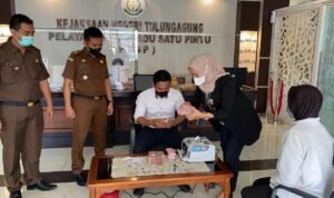 Keluarga Terpidana Korupsi PDAM Tulungagung Datangi Kejari 