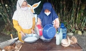 Ada Loh di Prabumulih! Minyak Kelapa Hana Monica Siasati Migor Langka