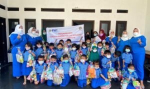 PWI dan IKWI Kota Bandung Berbagi kepada Anak Yatim dan PAUD