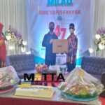 Milad SMK Yapis Fakfak ke-47, Menteri  Bahlil Lahadalia Serahkan 100 Unit Laptop