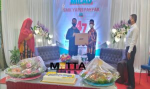 Milad SMK Yapis Fakfak ke-47, Menteri  Bahlil Lahadalia Serahkan 100 Unit Laptop