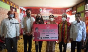 Bupati dan Ketua Dekranasda Kapuas Hulu Kunjungi Tempat Kerajinan Tenun di Sadap