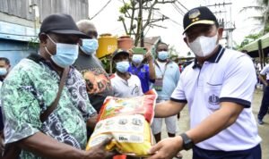 Masyarakat Terdampak Bencana Gelombang Tinggi di Kota Sorong Merasa Senang Dibantu Prajurit TNI/ TNI Angkatan Laut