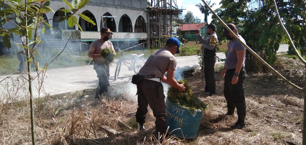 Sambut Isra Miraj, Polsek Embaloh Hilir Lakukan Baksos