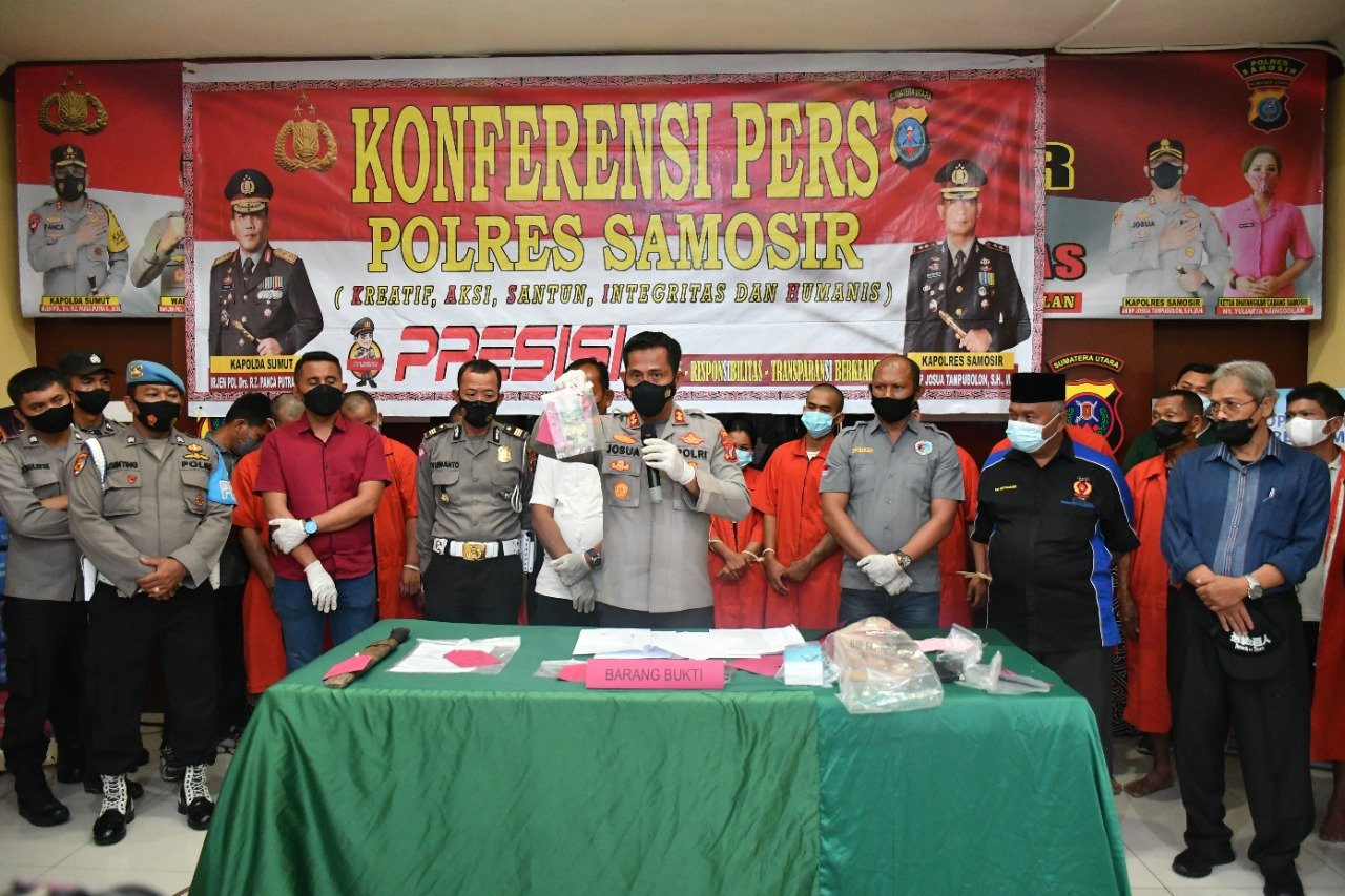 Kapolres Samosir AKBP Josua Tampubolon Saat Gellar Konferensi Pers. (Mattanews.co/Siddik)