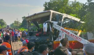 KA Rapih Dhoho Tabrak Bus Harapan Jaya di Perlintasan Tanpa Palang Pintu, 5 Meninggal dan 14 Luka-luka