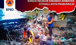 Pasukan Orange BPBD Prabumulih Bersihkan Tumpukkan Sampah di Bawah Jembatan Citi Mall