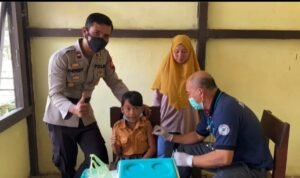 Polsek Jongkong Bersama TNI dan Puskesmas Jongkong Lakukan Vaksinasi Anak di SDN 13 Penelat