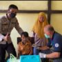 Polsek Jongkong bersama TNI dan Nakes Lakukan Vaksinasi Anak di SDN 13 Penelat