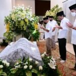 Sebelum Kunker ke Subang, Presiden Jokowi Sempatkan Takziah ke Rumah Duka Almarhum Arifin Panigoro