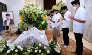 Sebelum Kunker ke Subang, Presiden Jokowi Sempatkan Takziah ke Rumah Duka Almarhum Arifin Panigoro