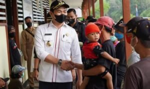 Bupati Kapuas Hulu Tinjau Vaksinasi dan Khitan Massal di Desa Jerenjang