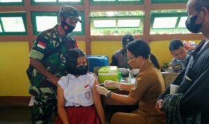 Dengan Sabar, Babinsa Koramil 1206-06/Psb, Mendampingi Vaksinasi Anak di Sekolah