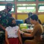 Dengan Sabar, Babinsa Koramil 1206-06/Psb, Mendampingi Vaksinasi Anak di Sekolah