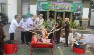 Kejaksaan Negeri Tulungagung Musnahkan BB Senilai Ratusan Juta Rupiah, Kajari Mujiarto: 50 Perkara Sudah Inkracht