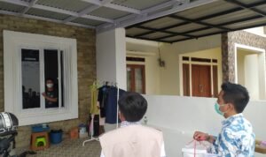 Warga Sedang Isoman, Dapat Kunjungan dari Camat Purwakarta