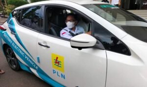 Bupati Tanah Datar Test Drive Mobil Listrik Ramah Lingkungan