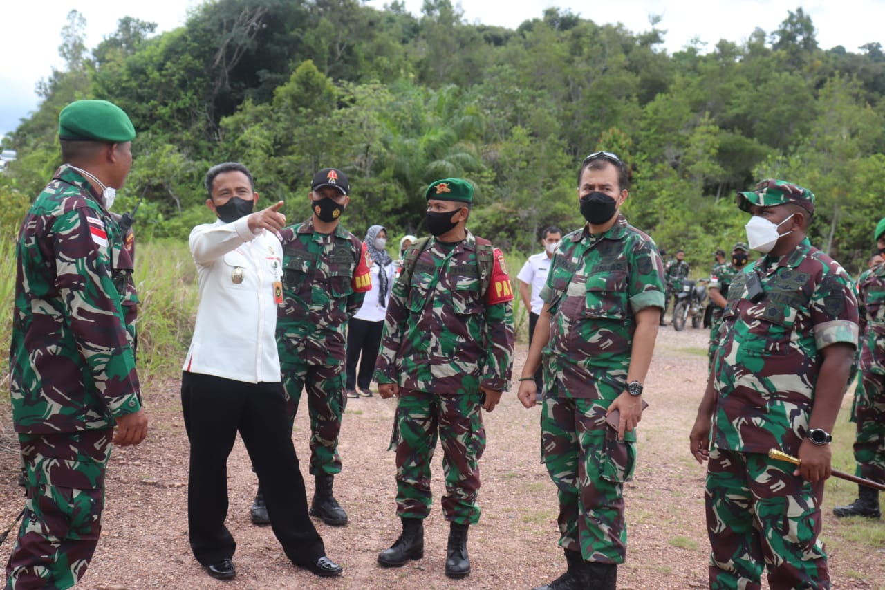 Dandim 1206/PSB, Dampingi Tim Kemenko Polhukam RI Tinjau Perbatasan RI Malaysia