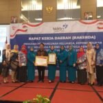 Bupati Lahat dan Ketua TP PKK Lahat Terima Penghargaan Kanggala Karya Kencana