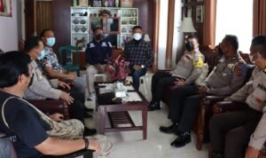Sambangi Ketua PWI, Kapolres Fakfak Sebut Pers Adalah Mitra Kerja dan Bagian Penting Kepolisian