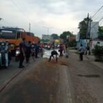 Antisipasi Kecelakaan, Damkar Karawang Bersihkan Tumpahan Oli di Cikampek