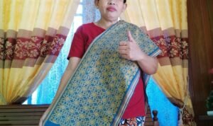 Mengenal Mila Rosita Perajin Kain Sidan yang Dikenakan Sandiaga Uno