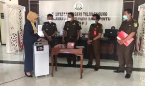 Kuasa Hukum Tersangka AK Direktur PT Kya Graha Datangi Kejari Tulungagung Kembalikan Uang Ratusan Juta Rupiah