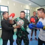 Brigjen TNI Ronny Sambut Kunjungan Petinju Dunia Daud Yordan di Makorem 121/Abw