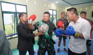 Brigjen TNI Ronny Sambut Kunjungan Petinju Dunia Daud Yordan di Makorem 121/Abw