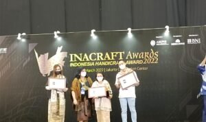 Tenun Sidan Kapuas Hulu Raih Juara 1 di INACRAFT Award 2022