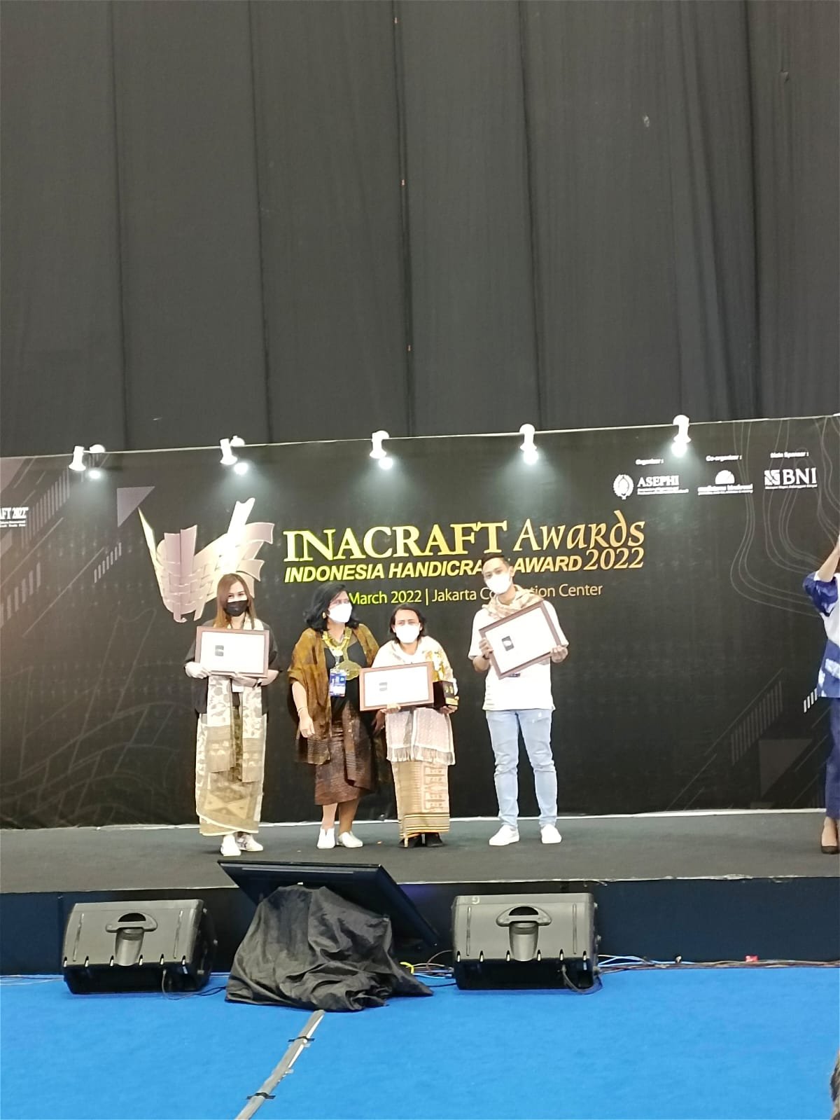 Tenun Sidan Kapuas Hulu Raih Juara 1 di INACRAFT Award 2022