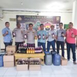 Tim Crocodile Polsek Pemulutan Sita 6 Jerigen Tuak dan 73 Botol Miras
